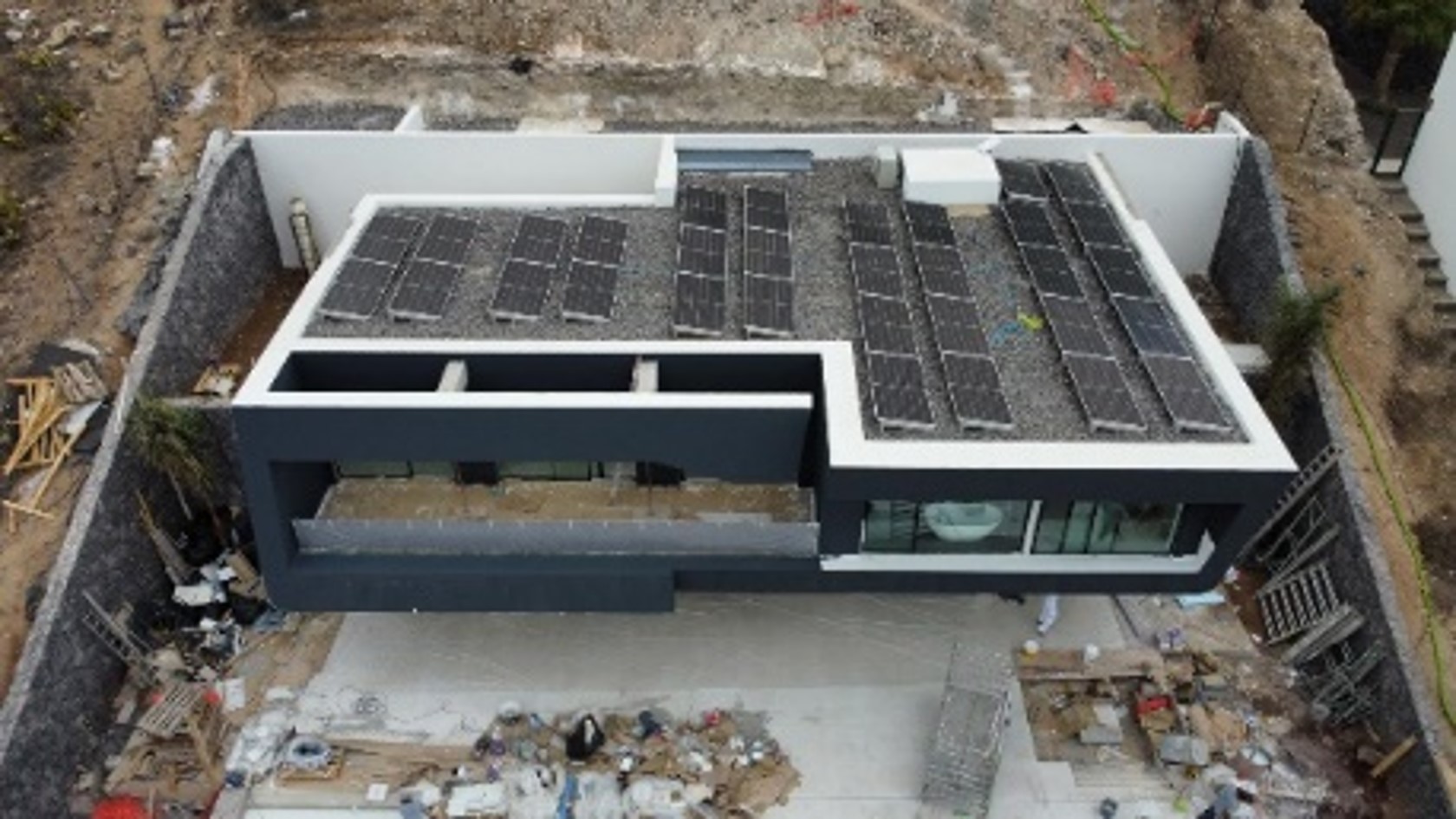 Edificio en construcción con paneles solares en el techo | Ingeniería y energías renovables en Tenerife