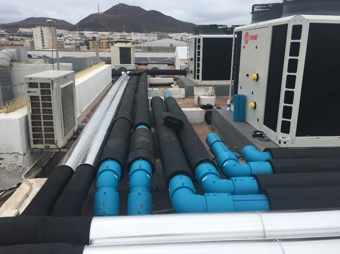 Sistema HVAC en azotea con unidades de aire acondicionado y conductos aislados | Climatización e ingeniería en Tenerife