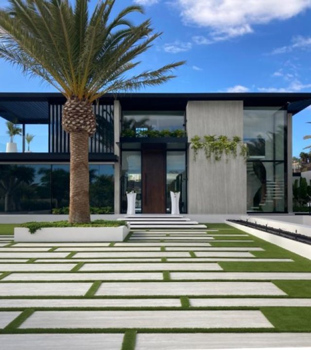 Casa moderna de dos pisos con ventanales y diseño minimalista | Arquitectura y eficiencia energética en Tenerife