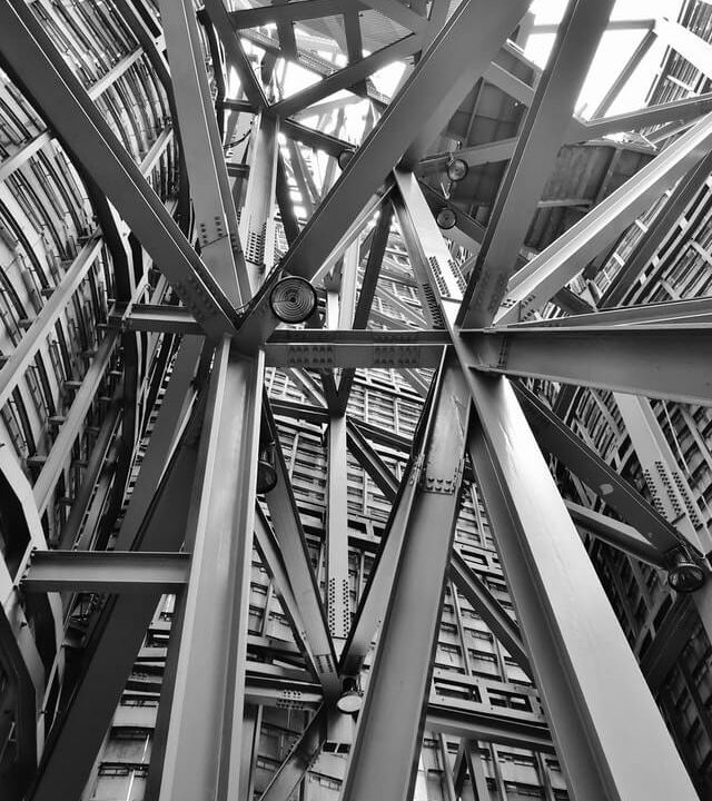 Estructura metálica de vigas en diseño arquitectónico | Ingeniería y construcción sostenible