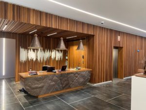 Recepción moderna con diseño de madera y iluminación elegante | Ingeniería y diseño arquitectónico